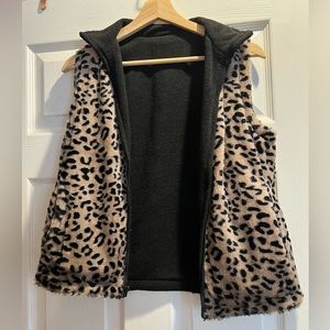 Very soft and worm reversible vest.